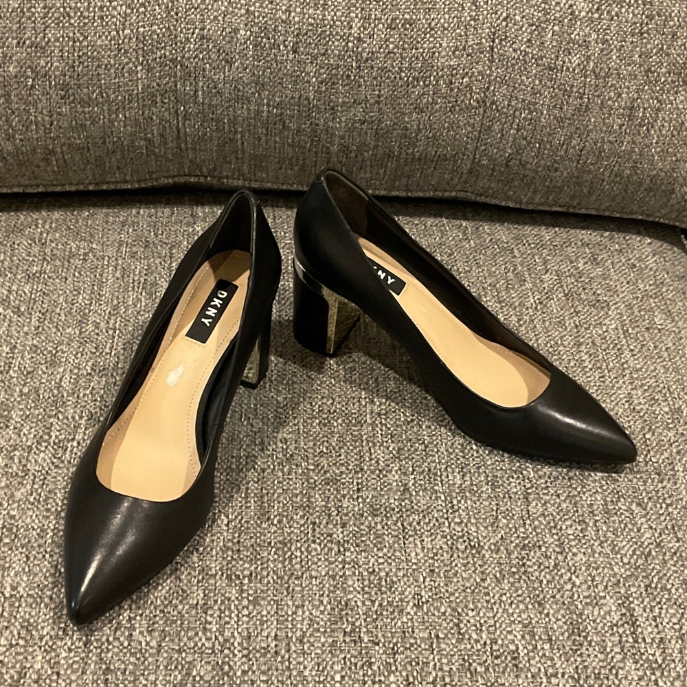 DKNY Women’s Black Leather Block Heels Size 7 Silver Logo on Heels - Picture 11 of 11